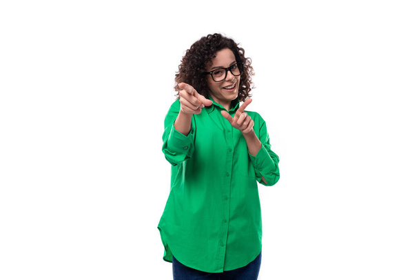 zelfverzekerde jonge zakenvrouw gekleed in een groen shirt op een witte achtergrond. - Foto, afbeelding