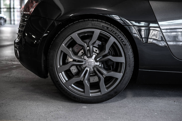 Malmo, Suécia - 09 de julho de 2022: Roda traseira de um carro esportivo Audi R8 preto. - Foto, Imagem
