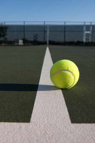 tenisový míč na hřišti - Fotografie, Obrázek