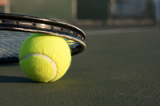tennispallo ja maila - Valokuva, kuva