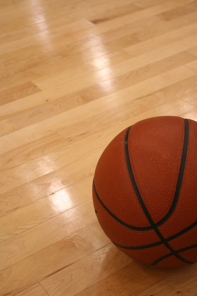 Basketball auf dem Laubholz - Foto, Bild