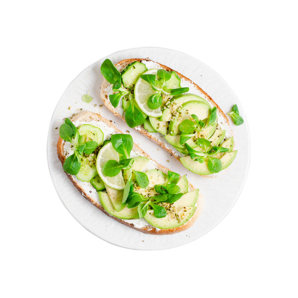 Авокадо тосты, здоровые закуски или завтрак на белом фоне изолированы - Фото, изображение