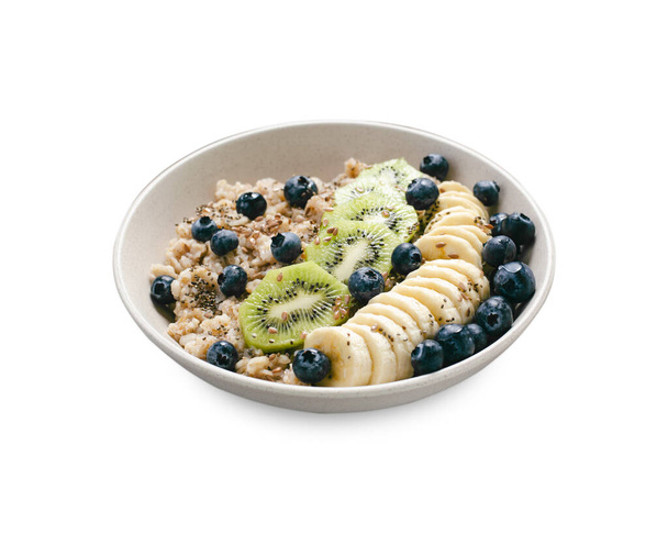 Tigela de aveia com mirtilo, banana e Kiwi, mingau de aveia em uma tigela em fundo isolado branco, lanche saudável ou café da manhã - Foto, Imagem