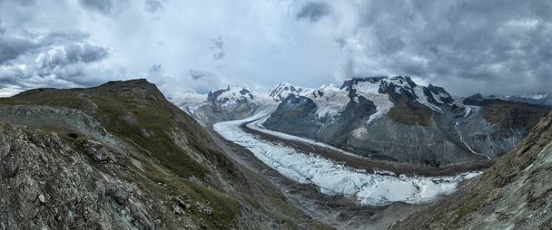 Льодовики та сніг вздовж Швейцарського льодовикового раю в Церматті, Швейцарія. - Фото, зображення