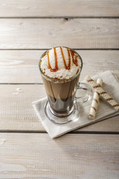 グラスの中のキャラメルとアイスクリームの冷たいコーヒー - 写真・画像