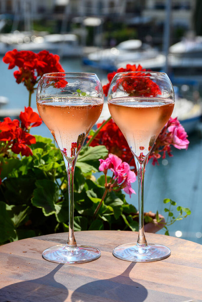 Festa de verão, beber de vinho espumante francês brut rose em copos no porto de iate de Port Grimaud, perto de Saint-Tropez, férias na Riviera Francesa, Var, França - Foto, Imagem