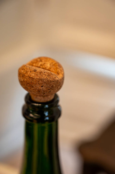 Oude apparatuur voor het traditioneel maken van champagne mousserende wijn van chardonnay en pinor noir druiven in Epernay, Champagne, Frankrijk - Foto, afbeelding