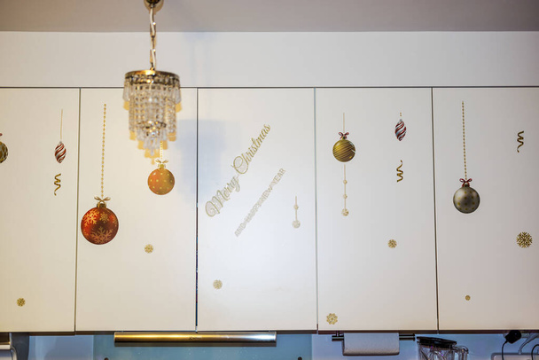 Näkymä valkoinen keittiö kaapit koristeltu joulukoriste tarroja. Ruotsi. - Valokuva, kuva
