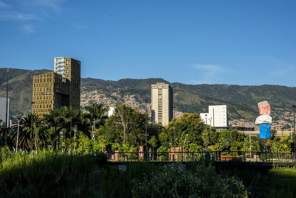 Μεντεγίν, Antioquia, Κολομβία. 19 Ιουλίου 2020: Liberty κτίριο και epm κτίριο. - Φωτογραφία, εικόνα