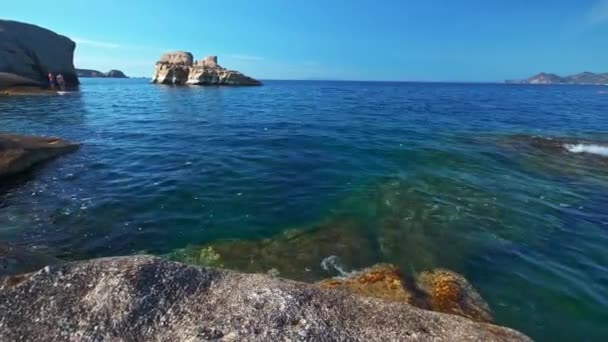 White rock formations of Sarakiniko beach and yacht in turquoise water of Aegean sea. Milos island, Greece. Horizontal camera pan. - Footage, Video