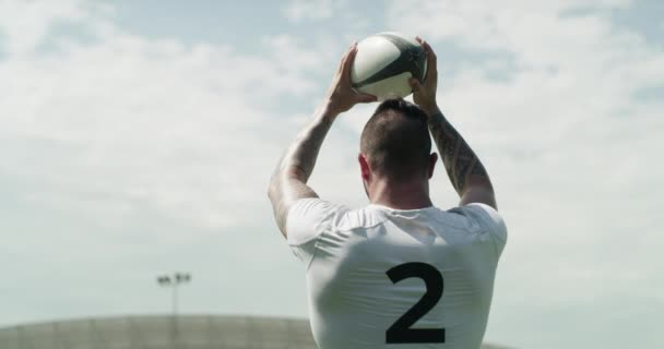 Rugby, Teamwork und und fangen Sie einen Ball auf dem Feld, Linienführung und Sportspiel mit Spieler Zusammenarbeit. Männer, Sportler und Outdoor-Stärken für Wettkampftraining und Training mit Fitness und Workout. - Filmmaterial, Video