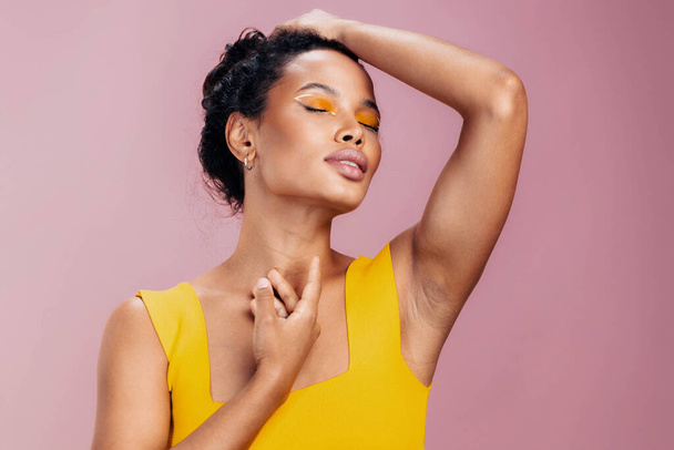Γυναίκα ματιών εθνοτική αφρικανική δημιουργική κοσμετολογία ομορφιά καλλυντικό στυλ make-up μοντέλο κίτρινο χαμόγελο πρόσωπο δέρμα πολύχρωμο χώρο πορτρέτο ροζ μαύρο όμορφο στούντιο αντίγραφο μόδας - Φωτογραφία, εικόνα