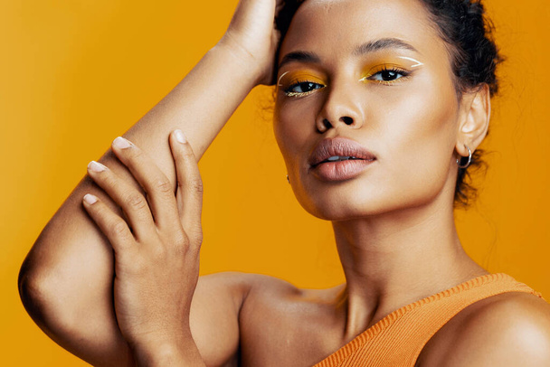 Γυναίκα ευτυχισμένη δέρμα μαύρο έθνικ στυλ στούντιο πολύχρωμο πορτρέτο μόδας πρόσωπο κίτρινο αντίγραφο μοντέλο ματιών χαμόγελο καλλυντικά ροζ όμορφη ομορφιά μακιγιάζ cosmetology αφρικανικός δημιουργικός χώρος - Φωτογραφία, εικόνα
