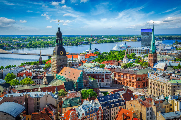 Luftaufnahme des Rigaer Zentrums von der St.-Petrus-Kirche, Riga, Lettland - Foto, Bild
