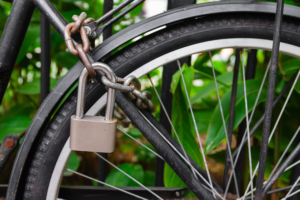 Security lock and chain blocking the bicycle wheel - Фото, зображення