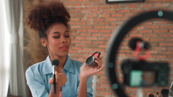 Frauen Influencer schießen Live-Streaming-Vlog Video Review Make-up entscheidenden sozialen Medien oder Blog. Glückliches junges Mädchen mit Kosmetikstudio-Beleuchtung für Marketing-Aufnahmen, die online ausgestrahlt werden. - Filmmaterial, Video