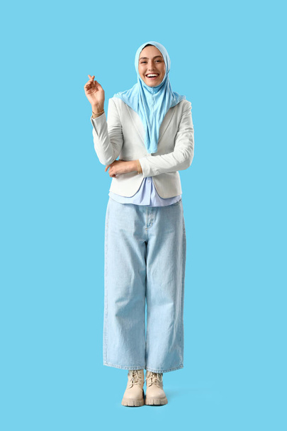 Mulher muçulmana elegante em fundo azul - Foto, Imagem