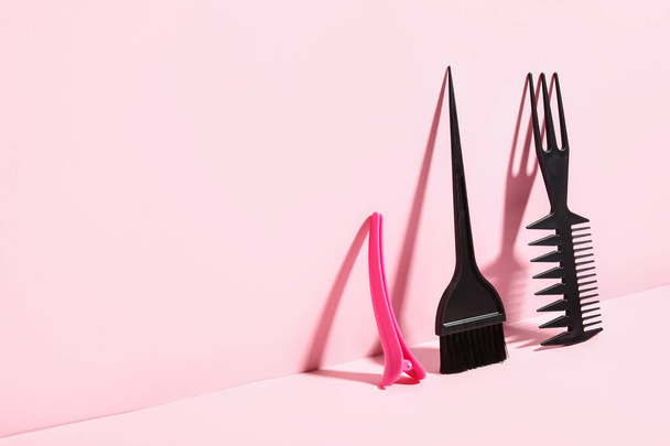 ピンクの背景に美容師のツールセット - 写真・画像