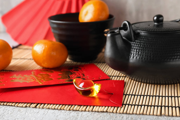 Mandarini con teiera, buste e simboli orientali. Festeggiamenti di Capodanno - Foto, immagini