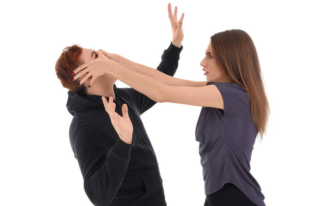 Estudiantes de curso de autodefensa luchando sobre fondo blanco - Foto, imagen