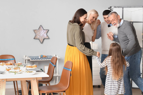 Felice famiglia che balla a casa su Hanukkah - Foto, immagini