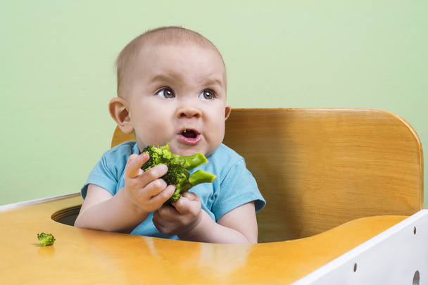 Le bébé n'aime pas le brocoli.
 - Photo, image
