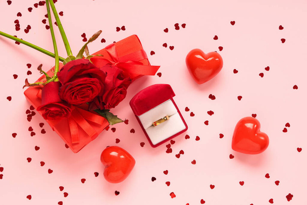 Hermosa composición con anillo de bodas y flores de color rosa sobre fondo rosa. Celebración de San Valentín - Foto, imagen