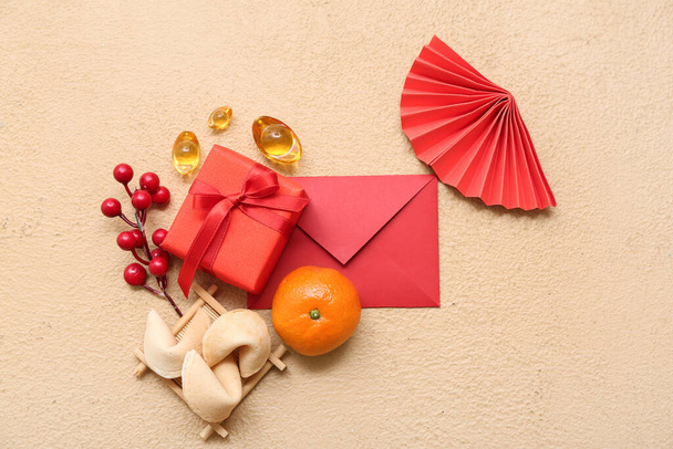 Dárková krabice s obálkou, koláčky štěstí a čínské symboly na béžovém pozadí. Novoroční oslava - Fotografie, Obrázek