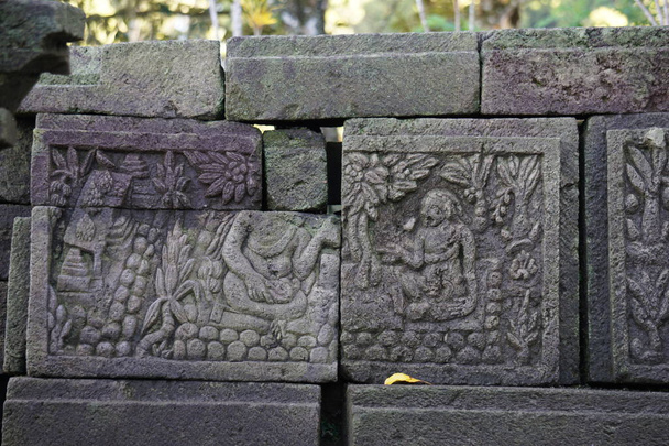 De ruïne van de Gambar wetan tempel. De Gambar Wetan Tempel werd gebouwd tijdens het Majapahit Koninkrijk na het bewind van Hayam Wuruk - Foto, afbeelding