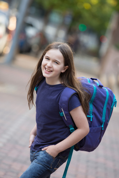 Μαθήτρια με μια μοβ σακίδιο - Φωτογραφία, εικόνα