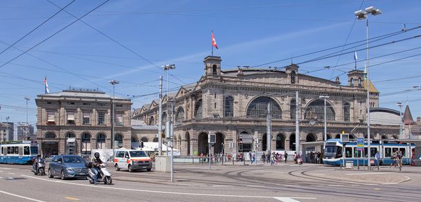 Praça Bahnhofplatz em Zurique
 - Foto, Imagem