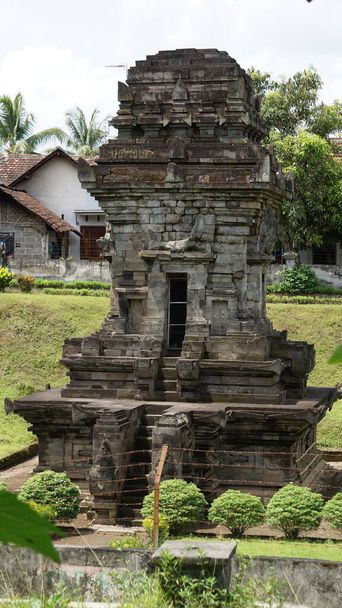 Sawentar Tapınağı bir Hindu tapınağıdır. Uzmanlar bu tapınağın Singasari Krallığı zamanında inşa edildiğine inanıyor ve bazıları bu tapınağın Majapahit döneminde inşa edildiğine inanıyor. - Fotoğraf, Görsel