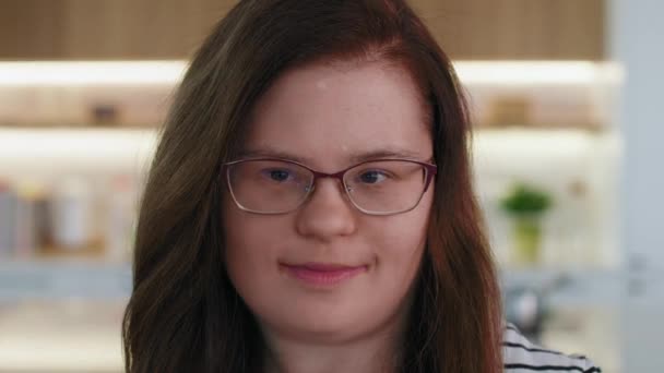 Porträt eines Mädchens mit Down-Syndrom zu Hause. Aufnahme mit roter Heliumkamera in 8K. - Filmmaterial, Video