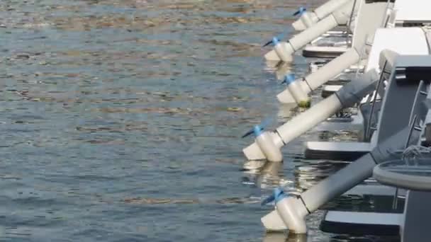 schroeven voor een boot motor schommelen op de golven in een rij in de zee, close-up - Video