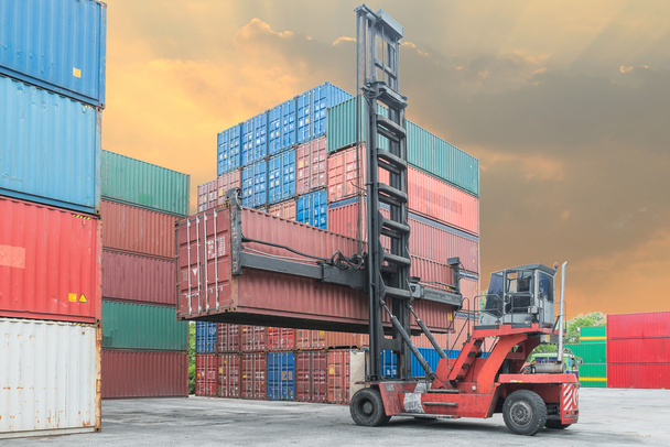 Kranheber bringt Containerkasten zum Depot - Foto, Bild