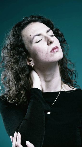 Peinture au cou provoquée par l'anxiété Jeune femme - Photo, image