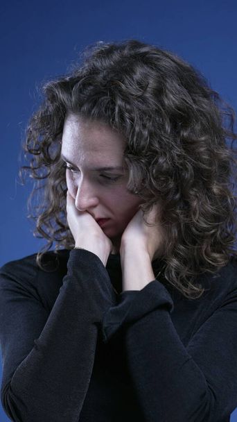 Αγχωμένη νεαρή γυναίκα παλεύει με τον πόνο στον αυχένα τρίψιμο σώμα αίσθημα άγχους - Φωτογραφία, εικόνα