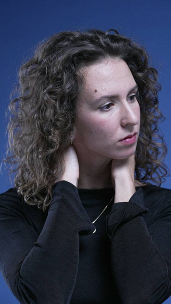 gestreste jonge vrouw worstelt met nekpijn wrijven lichaam gevoel van angst - Foto, afbeelding