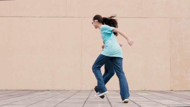 Happy girls taniec na świeżym powietrzu w mieście ulicy i zabawy razem - Materiał filmowy, wideo