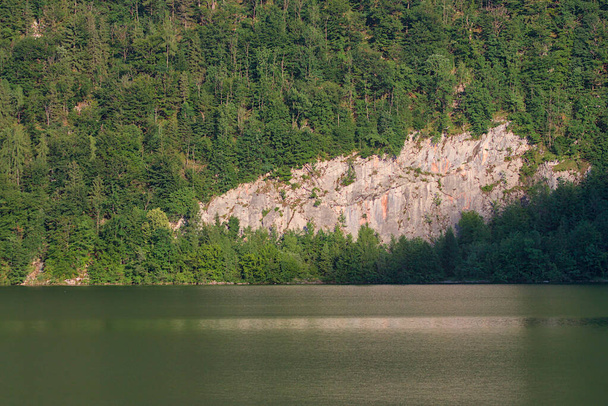 La beauté et le mystère du paysage mystique des Alpes autrichiennes. Lac Hallstatter et une montagne escarpée avec une pente verticale sans végétation. - Photo, image