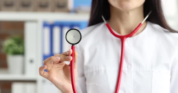 Vrouwelijke arts met rode stethoscoop. Begrip therapeut - Video