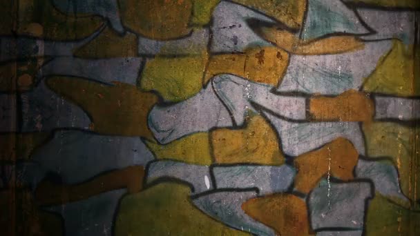 Βίντεο τούβλο κίνησης γκράφιτι, καμπύλη τοιχοποιίας ανομοιόμορφη διακόσμηση μοτίβο βράδυ κινείται κατά μήκος του τοίχου αφηρημένο φόντο μοτίβο HD 1920x1080 - Πλάνα, βίντεο