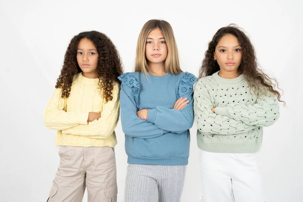 Σοβαρή σκεπτική τρία κορίτσια έφηβος αισθάνονται σαν δροσερό αυτοπεποίθηση επιχειρηματίας σταυρώνουν τα χέρια. - Φωτογραφία, εικόνα