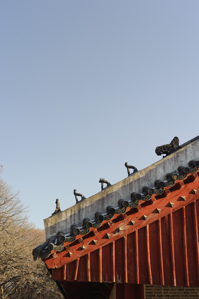 глиняные куклы на бедре корейской традиционной крыши
 - Фото, изображение