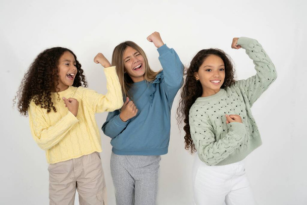 興奮した3人のティーンエイジャーの女の子の良い気分のプロフィール写真は,楽しんだバスケットボールスポーツファンサポーターに喜んで叫んで拳を上げます - 写真・画像