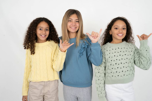 drei Teenager-Mädchen zeigen Nummer sechs Liu mit Fingergeste in Gebärdenchinesisch - Foto, Bild