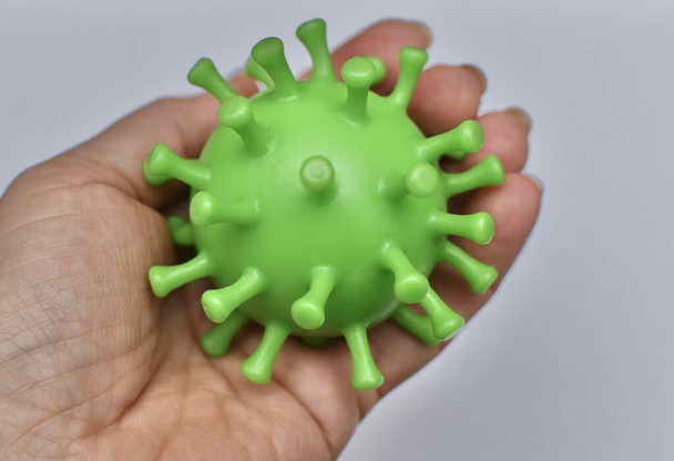 figura en forma de virus en la palma de la mano - Foto, imagen