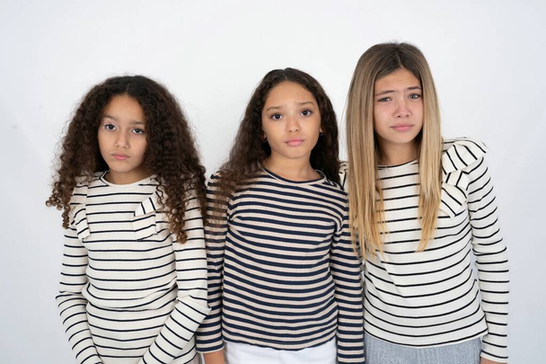 Elégedetlen három tinédzser lány ráncolja homlokát úgy érzi, boldogtalan van néhány probléma. Negatív érzelmek és érzések fogalma - Fotó, kép