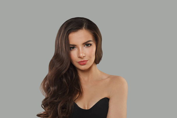 Mulher modelo jovem bonito com longos cabelos castanhos escuros saudáveis, pele fresca brilhante. Estúdio moda beleza retrato - Foto, Imagem
