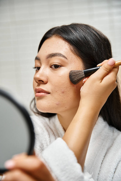 brunetta giovane donna asiatica applicare cipria sulla pelle incline all'acne con pennello cosmetico, trucco - Foto, immagini